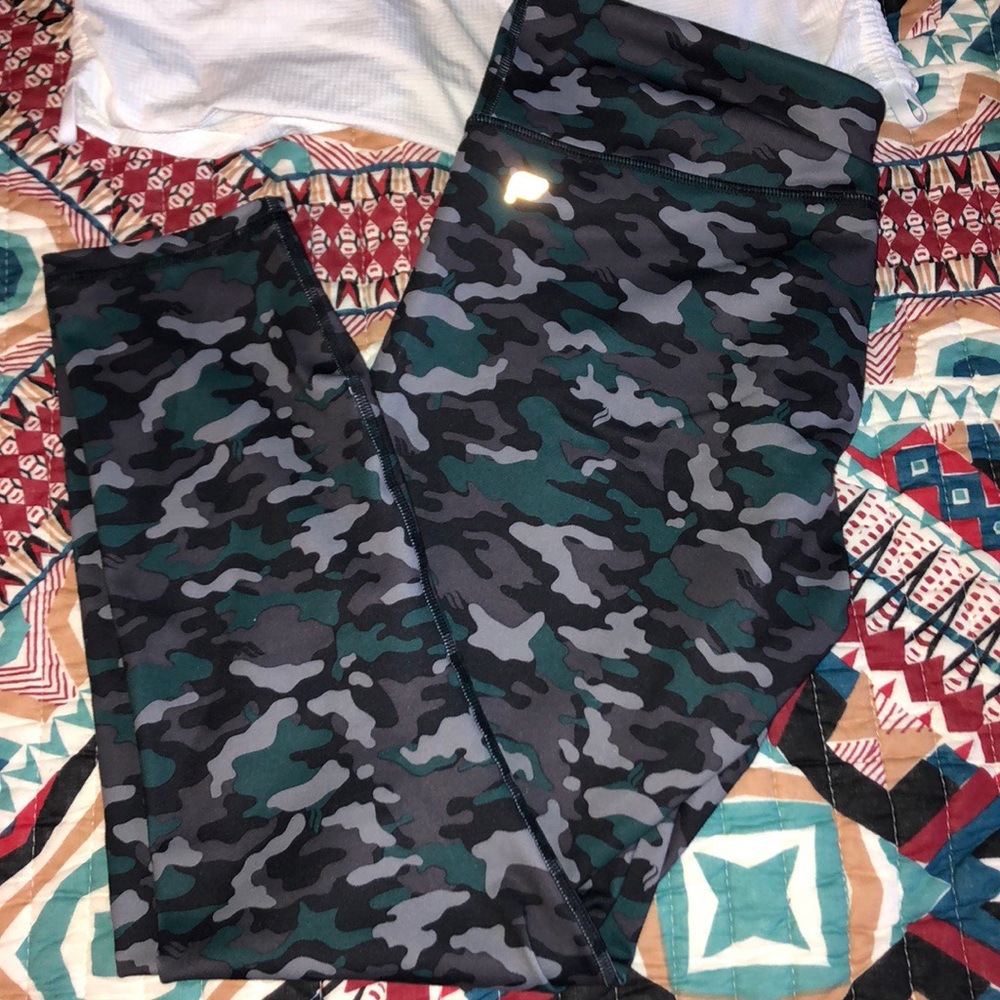 Camo Capri Fabletics leggings! Excellent condition